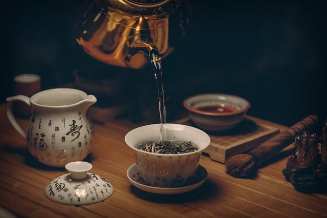 herbata jest nalewana z czajnika do filiżanki
