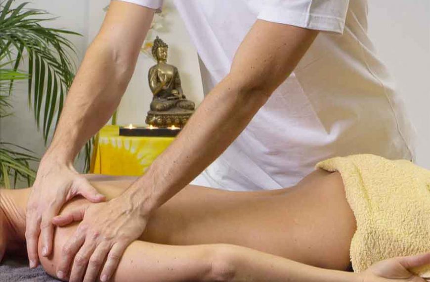 masaż sportowy wykonywany przez mężczyznę na kobiecie
