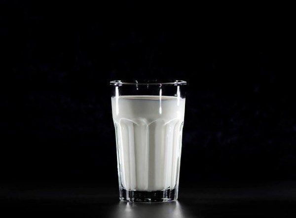 szklanka mleka na śniadanie dla dorosłego