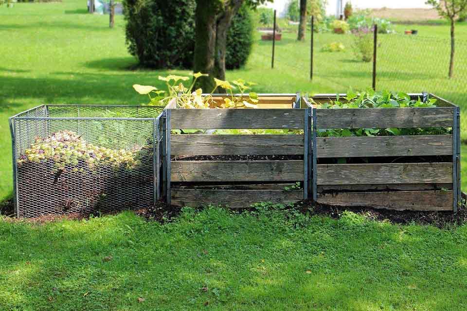 drewniany i metalowy kompostnik na nawóz do ogródka