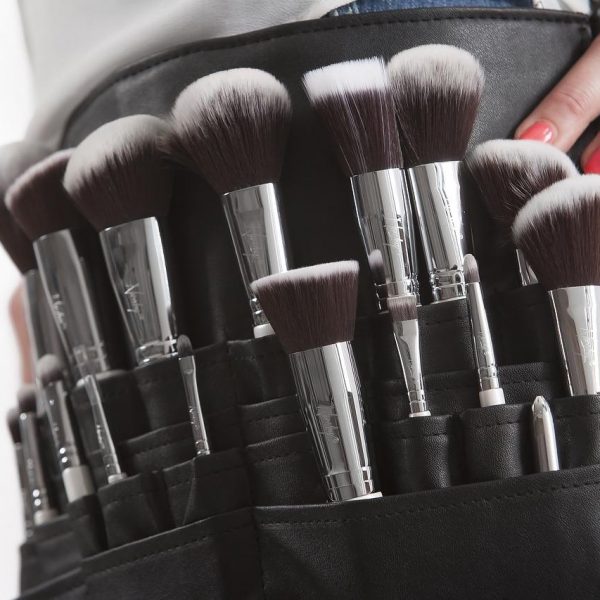 Czarno białe pędzle do makijażu w skórzanym uchwycie na pas