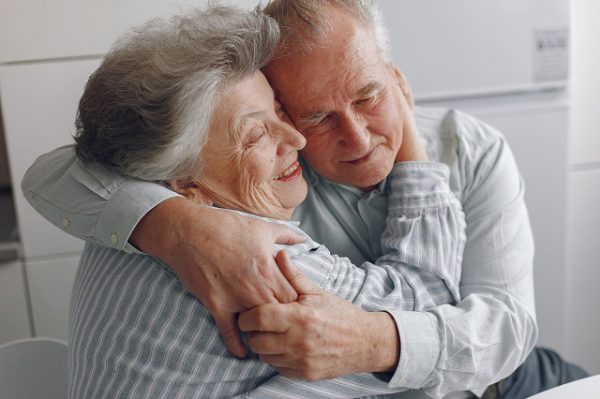 Starsza kobieta wspiera męża chorego na POChP