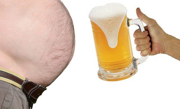 mężczyzna z dużym piwnym brzuchem który zaczyna rosnąć przez picie dużej piwa