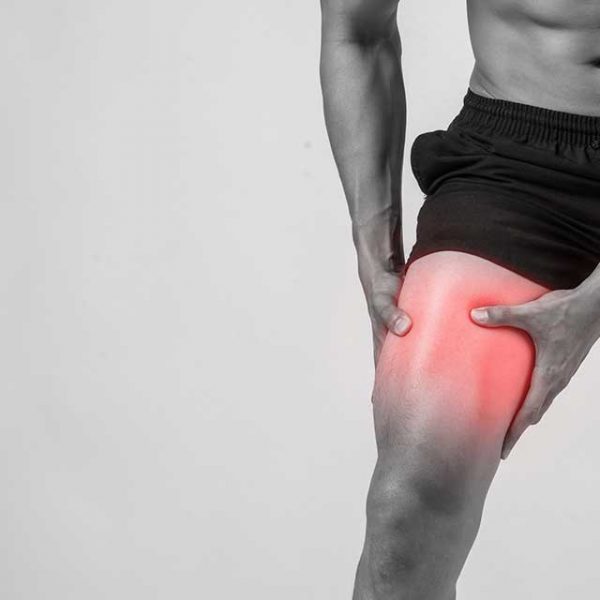 Mężczyzna odczuwa dolegliwości w postaci bólu mięśni nogi