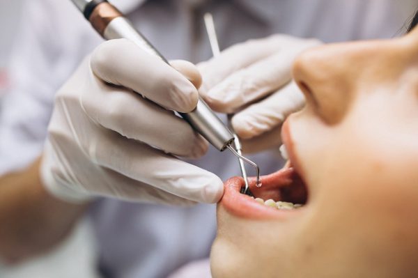 Przed zabiegiem należy wykonać przegląd i sprawdzić, z którym zębem jest problem