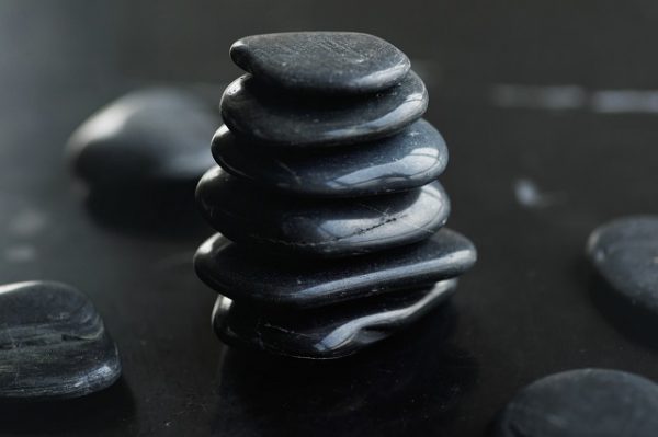 Kobieta dzięki terapii kamieniami pozbywa się stresu i uzyskuje głębokie wyciszenie