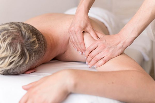 masażystka wykonuje na pacjentce japoński masaż sihiatsu
