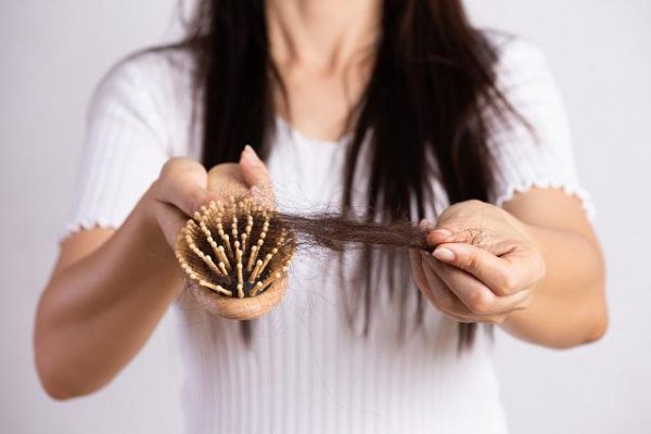 Szczotka do włosów, na której znajdują się wypadające włosy, aby tego uniknąć należy stosować drożdże na włosy