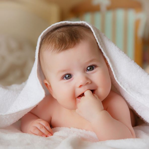 Kiedy kąpać noworodka i o czym pamiętać?