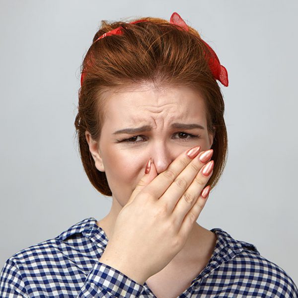 Zagrzybienie organizmu u kobiety objawia się w brzydkim zapachem z ust