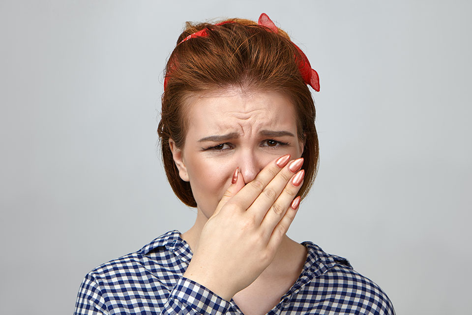 Zagrzybienie organizmu u kobiety objawia się w brzydkim zapachem z ust