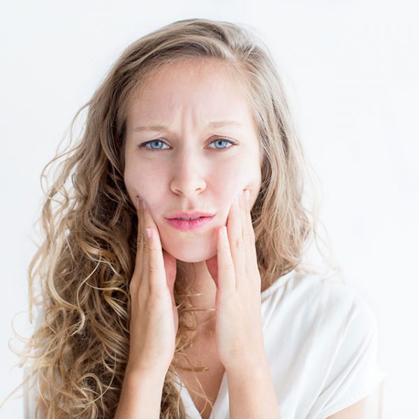 Sucha skóra twarzy u kobiety powoduje podrażnienie w okolicy policzków