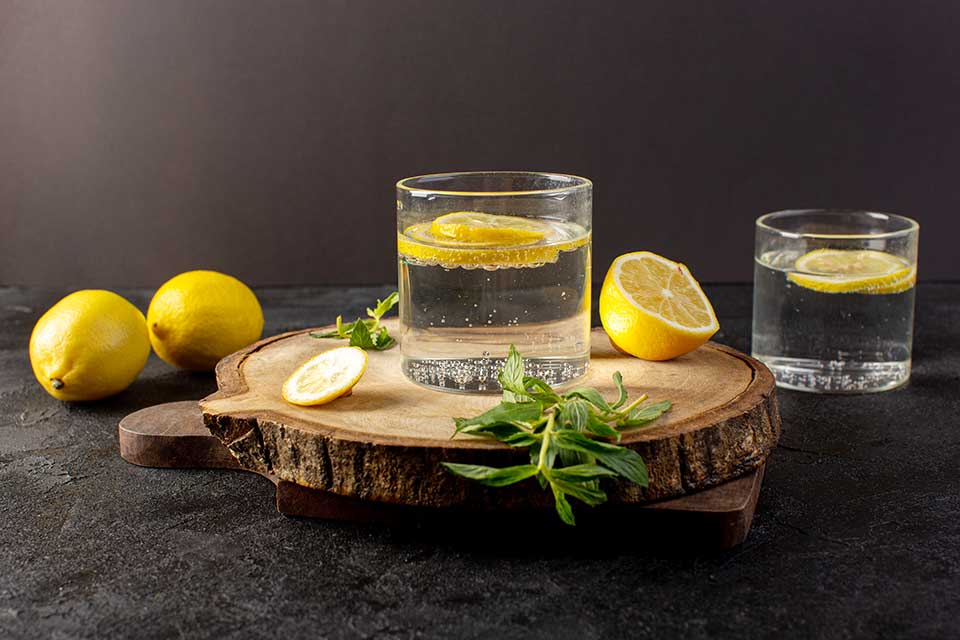 Woda z cytryną na odchudzanie – przepis