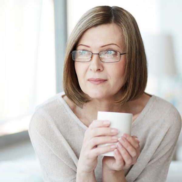 Kobieta która ma objawy menopauzy w wieku 47 lat