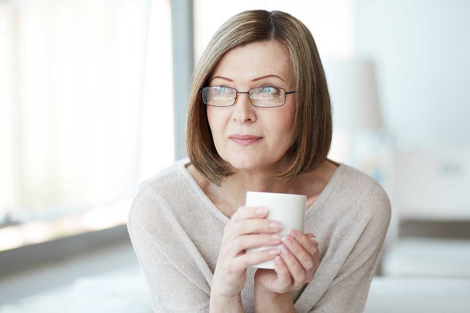 Kobieta która ma objawy menopauzy w wieku 47 lat