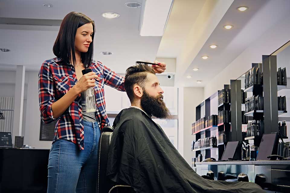 Jaki sprzęt powinien znajdować się w salonie fryzjerskim?