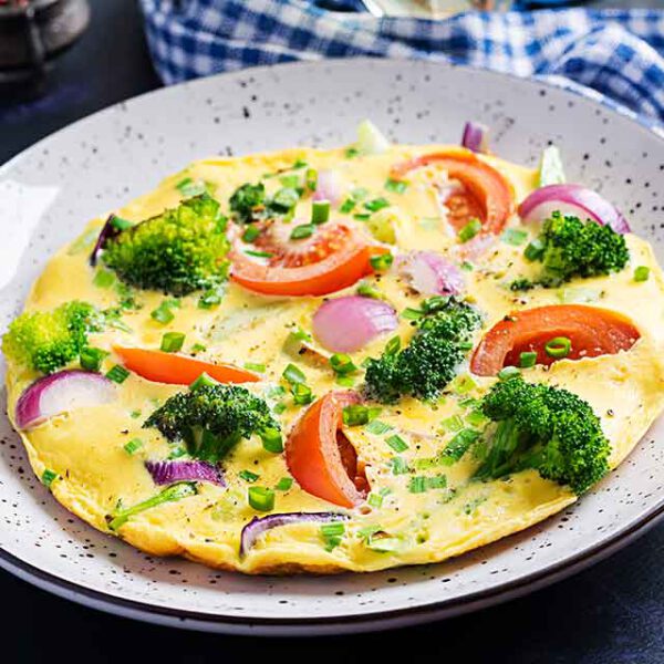 Omlet z brokułami i pomidorami